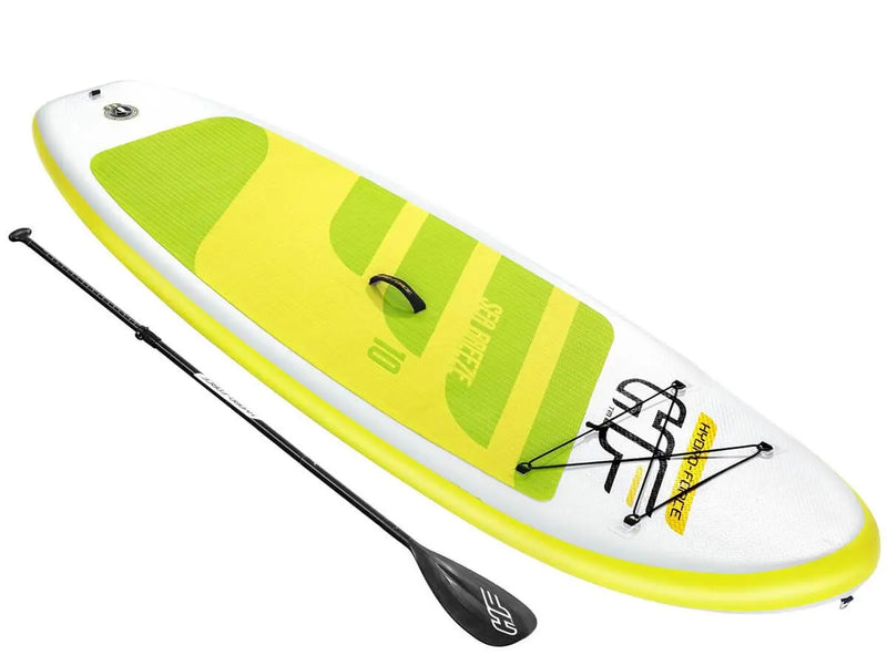 Laad afbeelding in galerijtoner, Het Bestway Hydro Force Sea Breeze SUP board is een opblaasbaar geel-wit paddleboard met een peddel, een handgreep op het dek en elastische koorden.