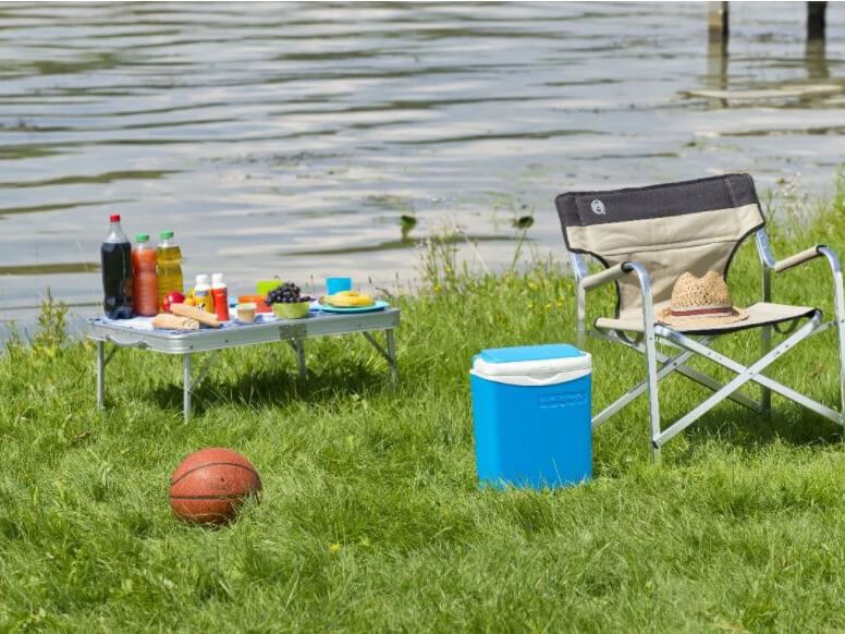 Laad afbeelding in galerijtoner, Blauwe koelbox naast campingstoel aan het water.