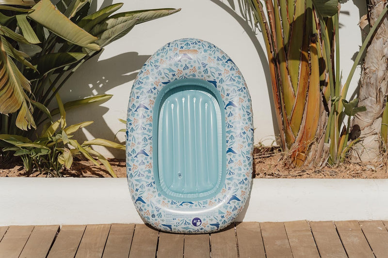 Laad afbeelding in galerijtoner, Blauwe opblaasboot van Little Dutch staat buiten tegen een muur aan