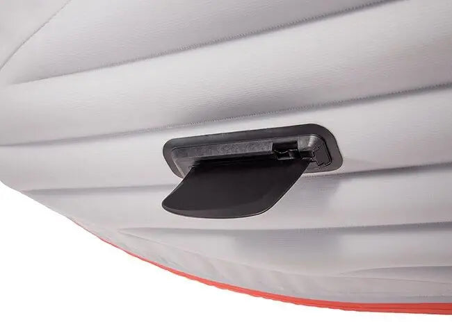 Laad afbeelding in galerijtoner, Close-up van een zwarte plastic vin aan de onderkant van de Intex Excursion Pro K1 Opblaasbare Kajak