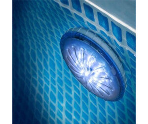 Laad afbeelding in galerijtoner, Een Interline magnetische zwembadlamp bevestigt aan een zwembad en de lamp staat aan
