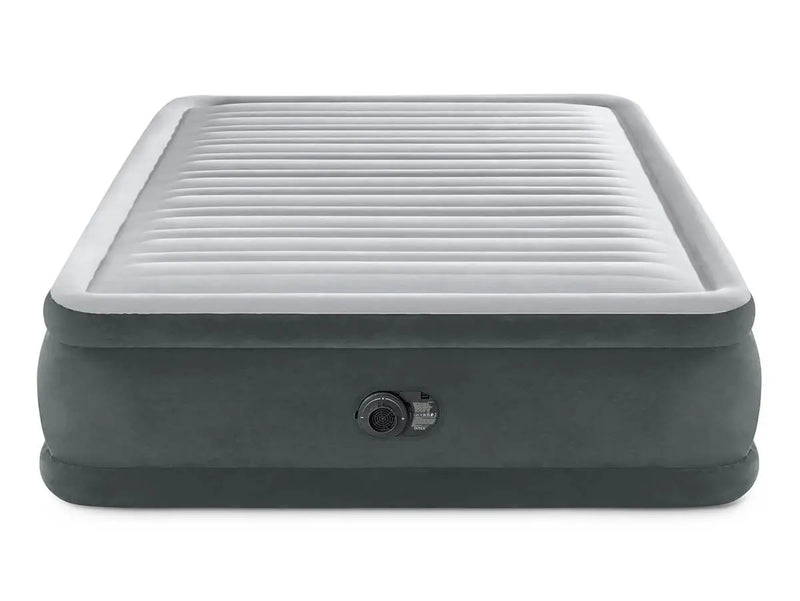 Laad afbeelding in galerijtoner, Een grijs Intex Comfort Plush elevated tweepersoons luchtbed met een ingebouwde pomp