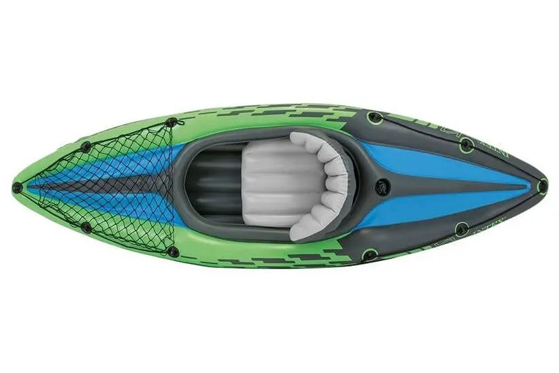 Laad afbeelding in galerijtoner, Een groene opblaasbare Intex Challenger K1 kayak van bovenaf