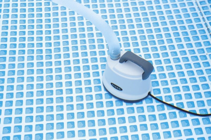 Laad afbeelding in galerijtoner, Een lichtgrijze Intex dompelpomp ligt op de bodem van een zwembad