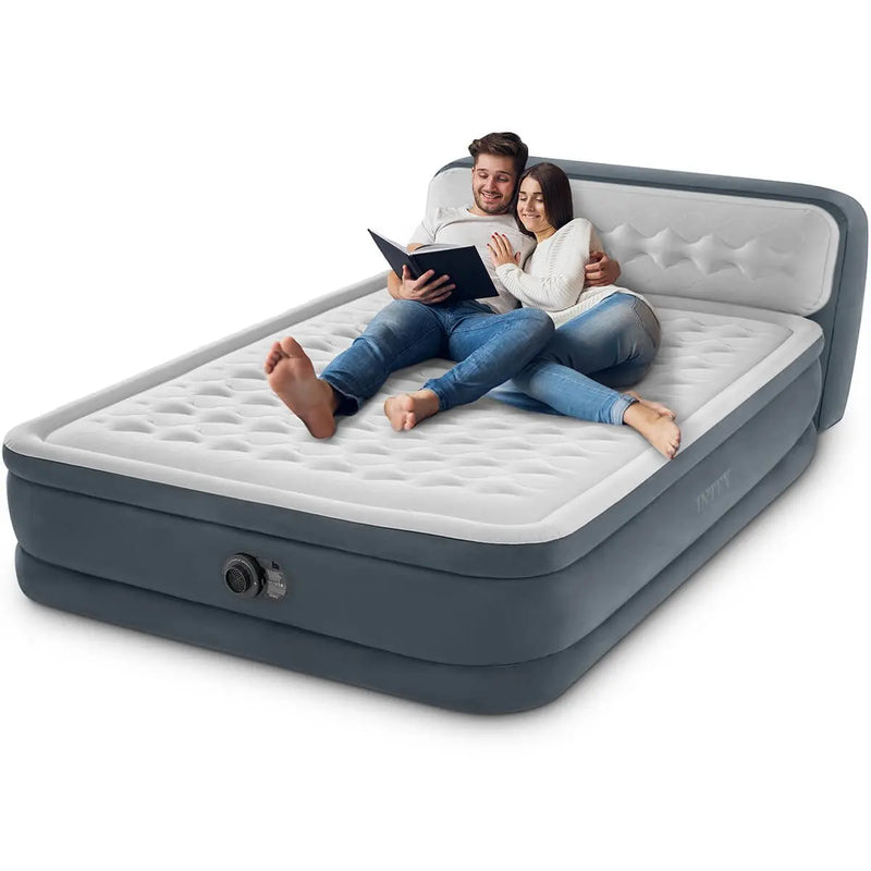 Laad afbeelding in galerijtoner, Een man en een vrouw liggen op een grijs Intex Ultra plush tweepersoons luchtbed met een hoofdbord en een ingebouwde pomp