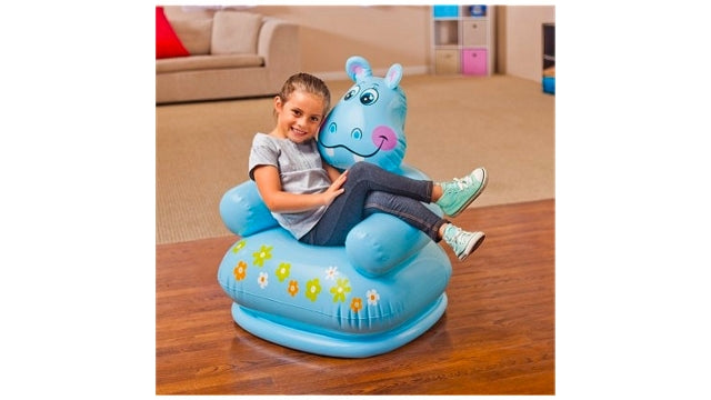 Laad afbeelding in galerijtoner, Een meisje zit in een blauwe Intex Opblaasbare Dierenstoel