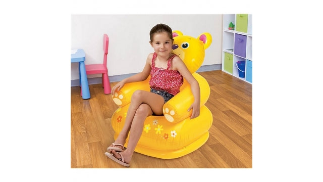 Laad afbeelding in galerijtoner, Een meisje zit in een gele Intex Opblaasbare Dierenstoel