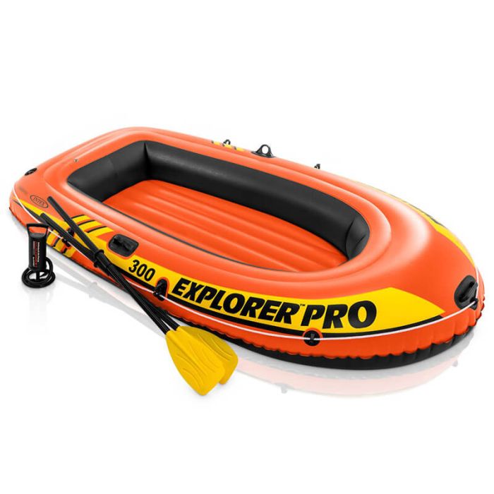 Laad afbeelding in galerijtoner, Een oranje opblaasbare Intex Explorer Pro 300 boot met twee zwarte peddels en een zwarte handpomp