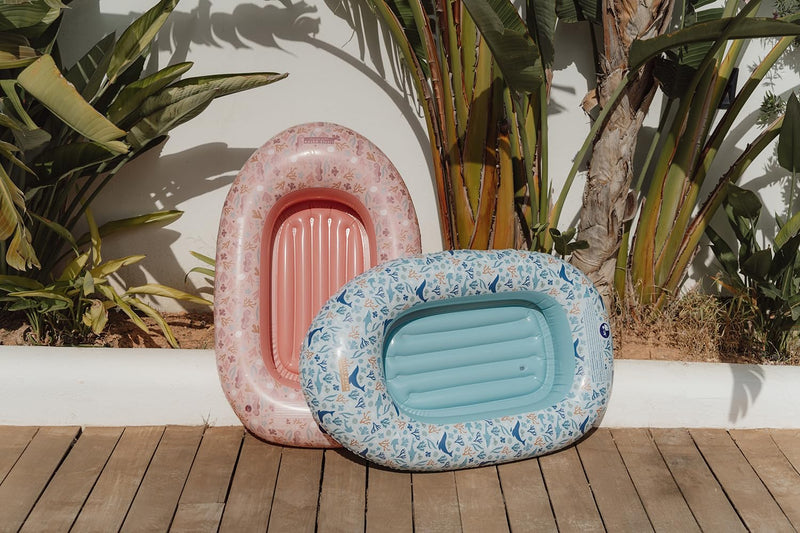 Laad afbeelding in galerijtoner, Een roze en een blauwe opblaasbare boot van Little Dutch staan buiten tegen een muur