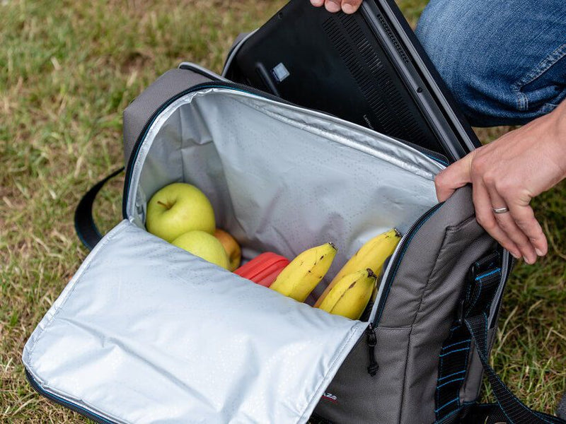 Laad afbeelding in galerijtoner, Grijze koeltas met fruit en een laptop.