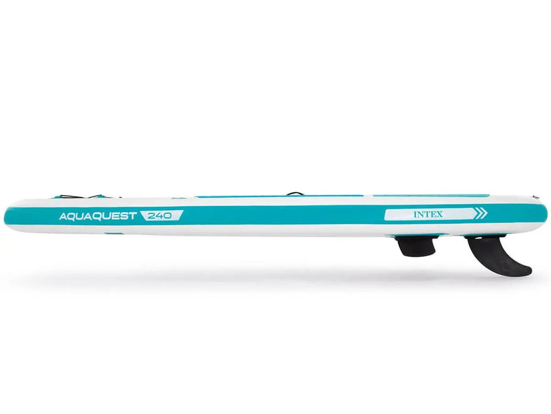Laad afbeelding in galerijtoner, Zijaanzicht van de Intex AquaQuest 320 SUP-set van Intex, een opblaasbaar stand-up paddleboard in aqua blauw en wit, met Drop Stitch-technologie en twee vinnen aan de onderkant.
