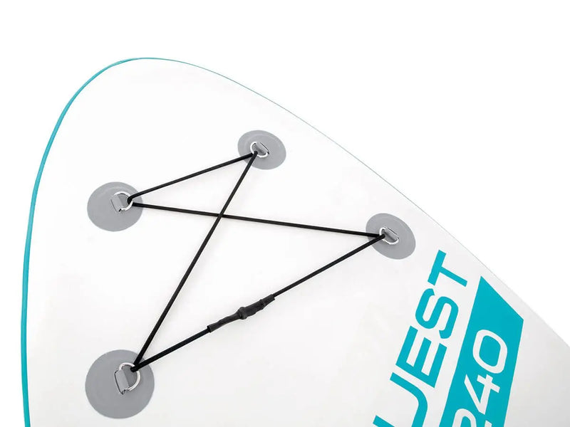 Laad afbeelding in galerijtoner, Close-up van de Intex AquaQuest 320 SUP-set, een opblaasbaar paddleboard met Drop Stitch-technologie, zwarte bungee-koorden en blauwe tekst QUEST 10 4.0 op het witte dek: ideaal voor avontuurlijk peddelen.