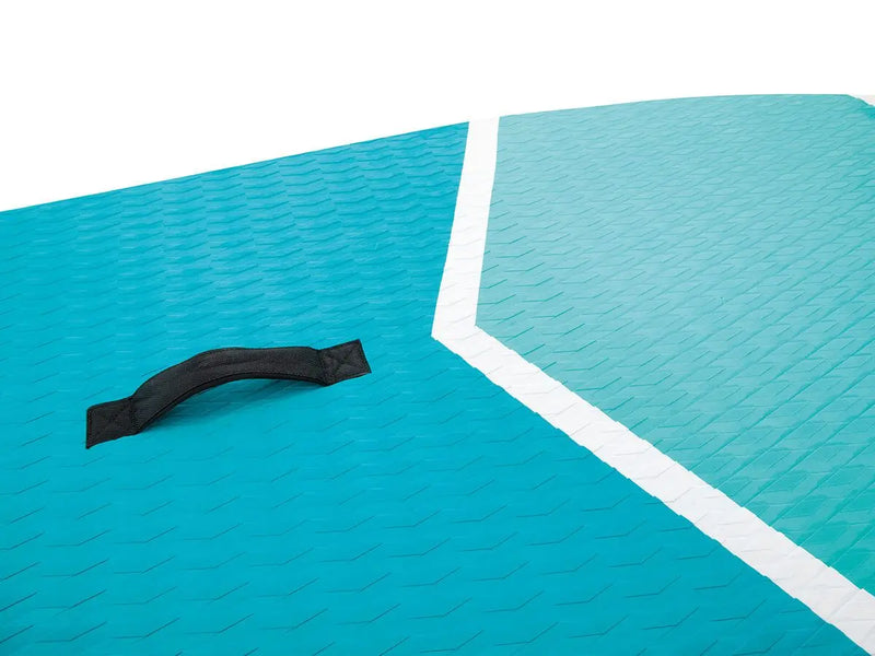Laad afbeelding in galerijtoner, Close-up van een blauw oppervlak met textuur, een zwarte handgreep en witte strepen. Waarschijnlijk onderdeel van de Intex AquaQuest 320 SUP-set van Intex.
