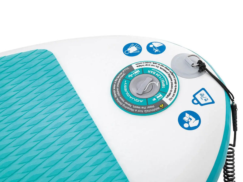 Laad afbeelding in galerijtoner, Close-up van een Intex AquaQuest 320 SUP-setventiel, met Drop Stitch-technologie, veiligheidspictogrammen en een spiraalvormige leashbevestiging. Merk: Intex.