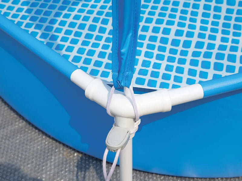 Laad afbeelding in galerijtoner, Close-up van een Intex Canopy Klein Frame Zwembad 183 x 38 cm (blauw), met witte buizen, een bevestigingsriem en ruimte voor een afneembare luifel.