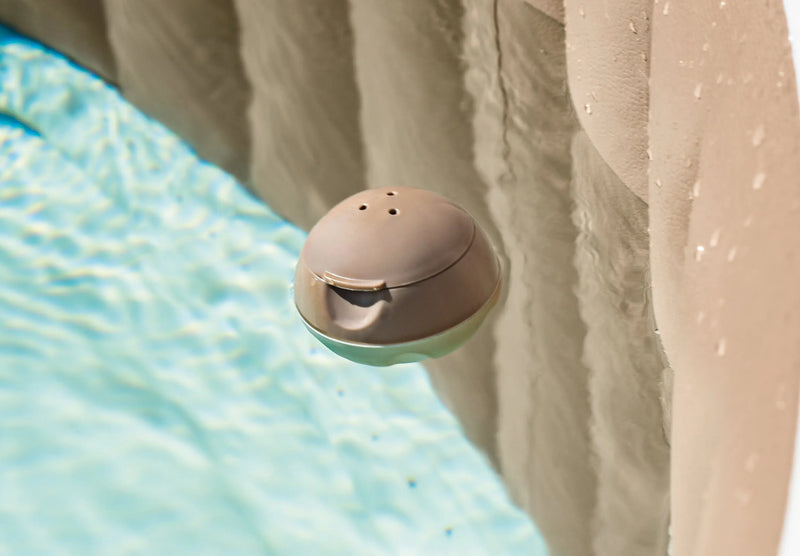Laad afbeelding in galerijtoner, Bruine chloordrijver in het water van een jacuzzi.