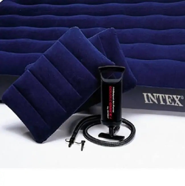Laad afbeelding in galerijtoner, De Intex Classic Dura-Beam Complete Set bestaat uit een blauw luchtbed, twee kussens en een zwarte handpomp - ideaal voor extra slaapcomfort.