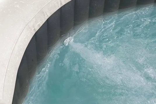 Jets van een opblaasbare jacuzzi.
