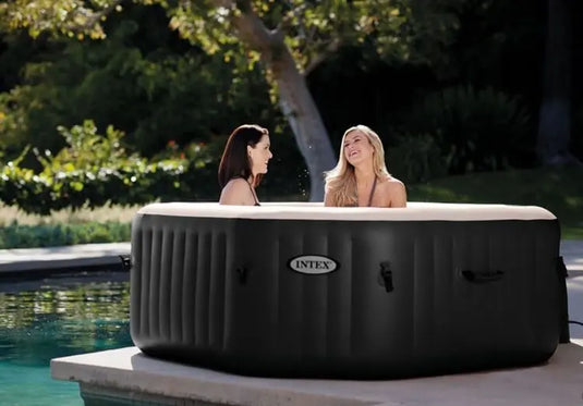 Twee vrouwen die zitten in een jacuzzi.