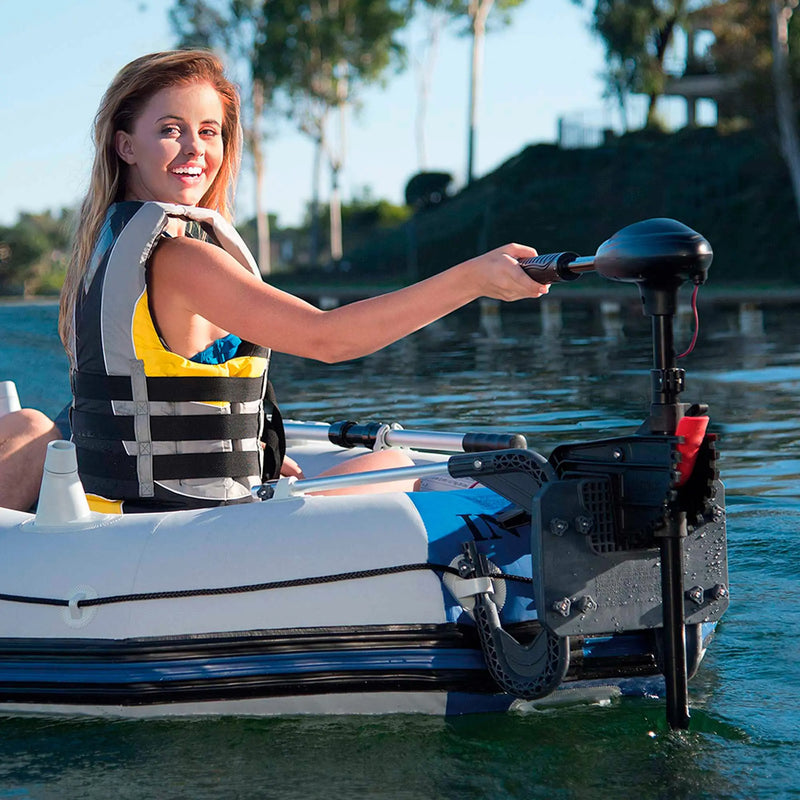 Laad afbeelding in galerijtoner, Vrouw in opblaasboot die gebruik maakt van de Intex motorsteun en elektrische motor.
