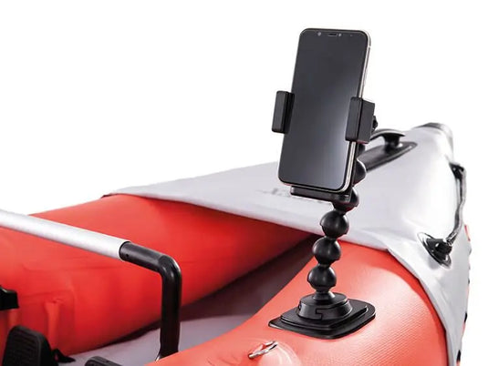De Intex Excursion Pro K1 opblaasbare kajak van Intex met smartphone op flexibele houder en peddel dichtbij is ideaal voor avontuurlijke sportvissen of solo tochten.