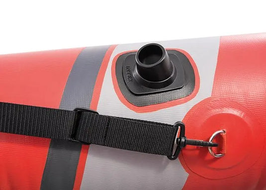 Close-up van het luchtventiel, de zwarte riem en de metalen ring van de Intex Excursion Pro K1 Opblaasbare Kajak op rood en grijs materiaal - ideale eigenschappen voor sportvissen met optionele hengelhouders van Intex.
