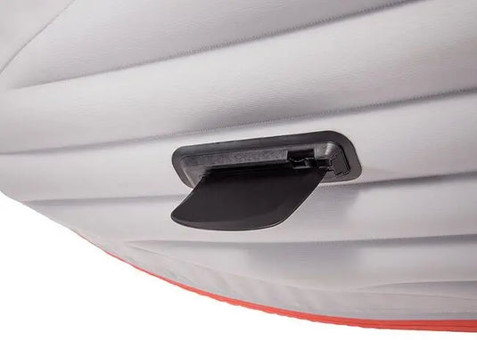 Close-up van een zwarte plastic vin aan de onderkant van de Intex Excursion Pro K1 Opblaasbare Kajak van Intex, perfect voor recreatieve tochten of sportvissen, vergelijkbaar met een opblaasbaar paddleboard.