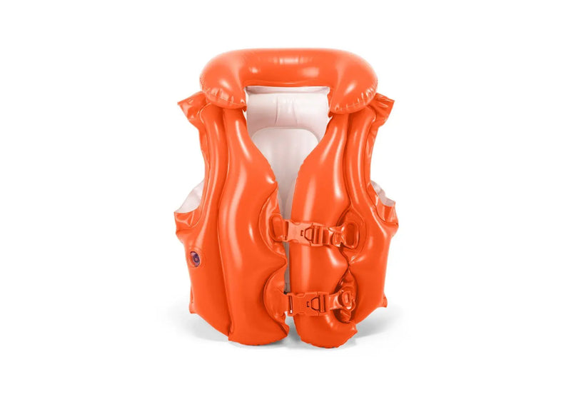 Laad afbeelding in galerijtoner, Op een witte achtergrond is een oranje Intex Kinderzwemvest met opblaasbare kraag en twee verstelbare gespen van het merk Intex te zien.