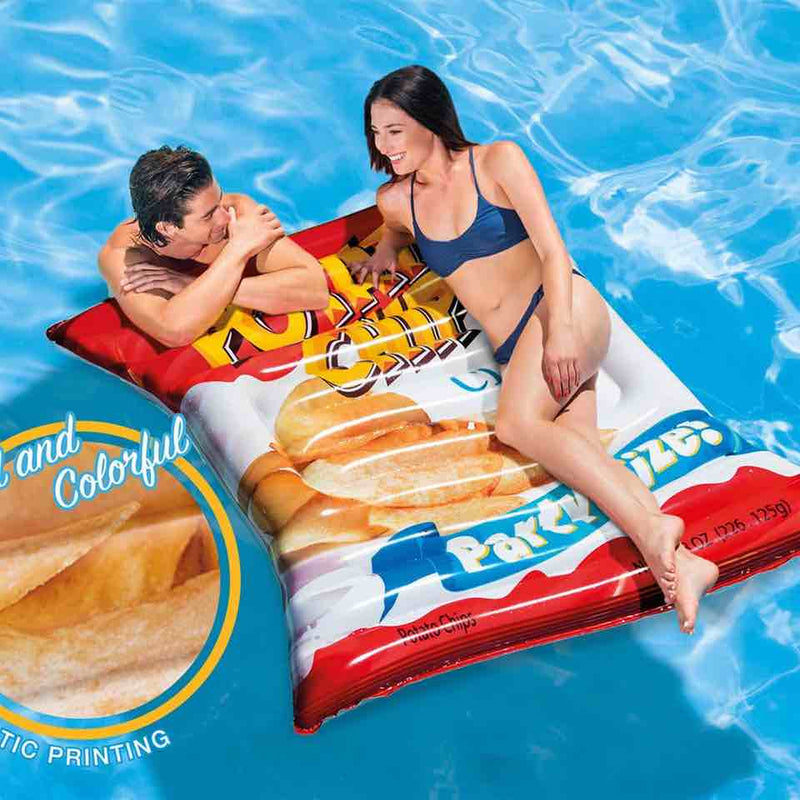 Laad afbeelding in galerijtoner, Twee personen in het water bij een luchtbed in de vorm van een zak chips.