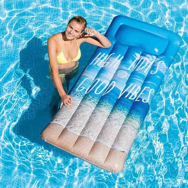 Laad afbeelding in galerijtoner, Vrouw die leunt in het water op het luchtbed.