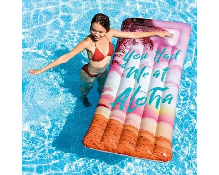 Laad afbeelding in galerijtoner, Vrouw in het water die staat naast het luchtbed.