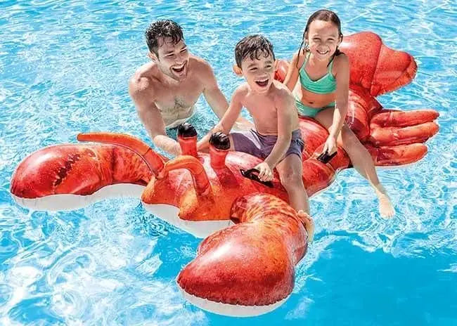 Laad afbeelding in galerijtoner, Drie kinderen die zitten op het Intex luchtbed in de vorm van een kreeft.