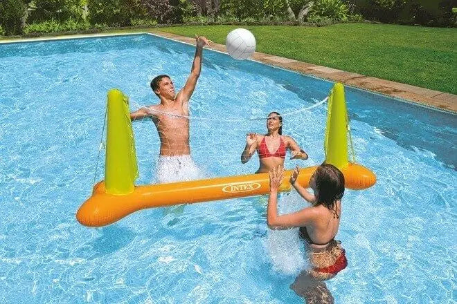 Laad afbeelding in galerijtoner, Drie volwassenen die spelen met het opblaasbare volleybalnet.