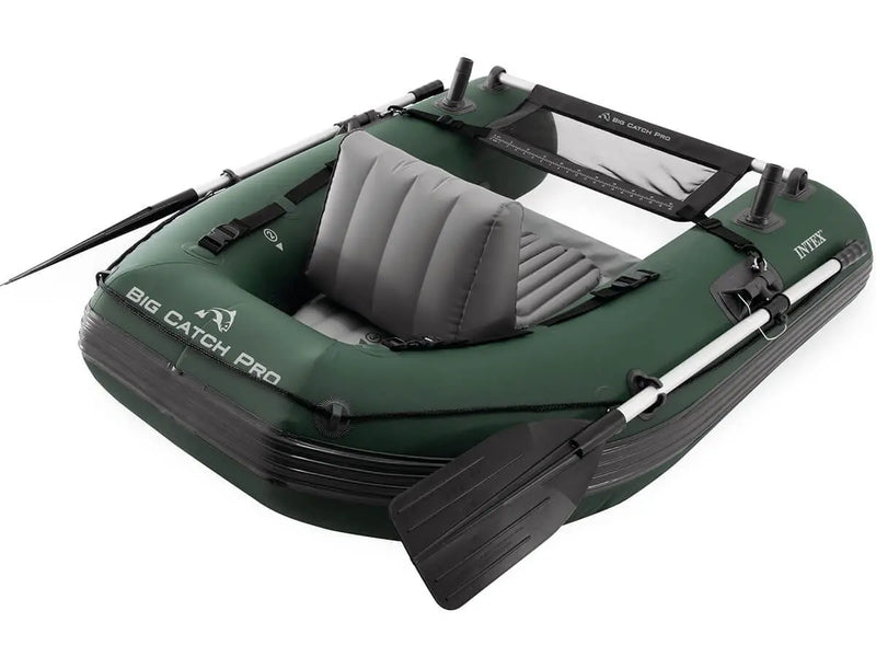 Laad afbeelding in galerijtoner, De Intex Opblaasbare Belly Boat Big Catch Pro heeft een groen opblaasbaar ontwerp, grijze zitplaatsen, zwarte peddels en een opblaasbare vloer - ideaal voor sportvissers die comfort en stabiliteit op het water zoeken.