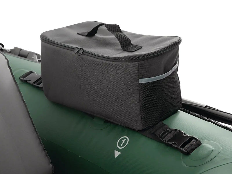 Laad afbeelding in galerijtoner, Op de Intex Opblaasbare Belly Boat Big Catch Pro, een opblaasboot van Intex, ideaal voor sportvissers, ligt een zwarte tas met rits en handvat. Deze opblaasboot heeft een groen design en een opblaasbare vloer.