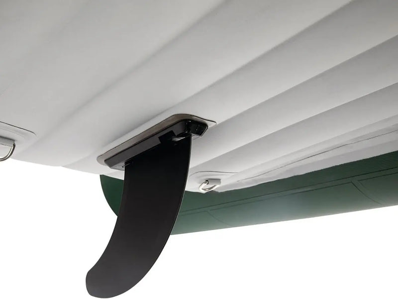 Laad afbeelding in galerijtoner, Close-up van een zwarte vin aan de onderkant van de Intex Opblaasbare Belly Boat Big Catch Pro, met een wit-groene opblaasbare vloer - perfect voor sportvissers.