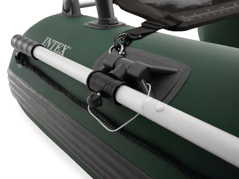 Laad afbeelding in galerijtoner, Close-up van de groene Intex Opblaasbare Belly Boat Big Catch Pro met opblaasbare vloer en witte roeispaan op de zijkant, ideaal voor sportvissers.