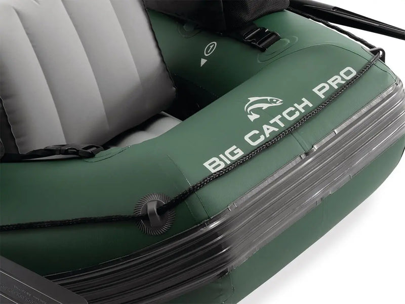 Laad afbeelding in galerijtoner, Close-up van de Intex Opblaasbare Belly Boat Big Catch Pro met vislogo, roeiriemhouder en opblaasbare vloer, ideaal voor sportvissers die stabiliteit en comfort op het water zoeken.