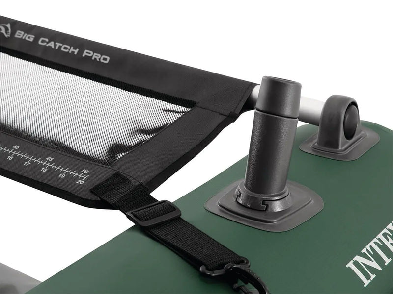 Laad afbeelding in galerijtoner, Close-up van de Intex Opblaasbare Belly Boat Big Catch Pro met opblaasbare vloer, mesh zitvlak, zwarte riem en hengelhouder, ideaal voor sportvissers.
