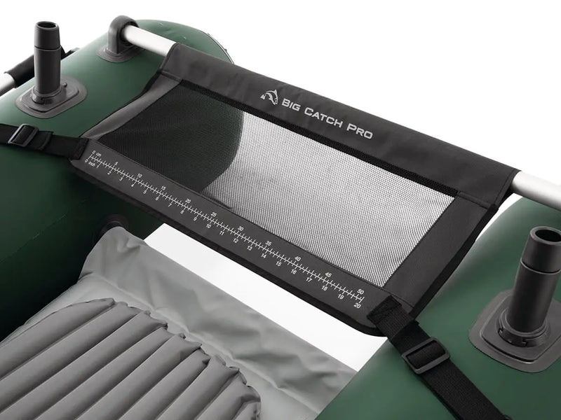 Laad afbeelding in galerijtoner, Close-up van de Intex Opblaasbare Belly Boat Big Catch Pro van Intex, voorzien van een opbergvak van gaas met een liniaal, ideaal voor sportvissers die gemak willen tijdens het vissen.