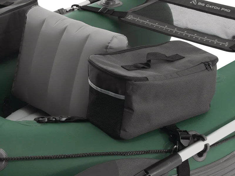 Laad afbeelding in galerijtoner, Een zwarte geïsoleerde koeltas rust op de zitting van een Intex Opblaasbare Belly Boat Big Catch Pro met opblaasbare vloer, naast een grijze rugleuning - ideaal voor sportvissers die genieten van tijd op het water.