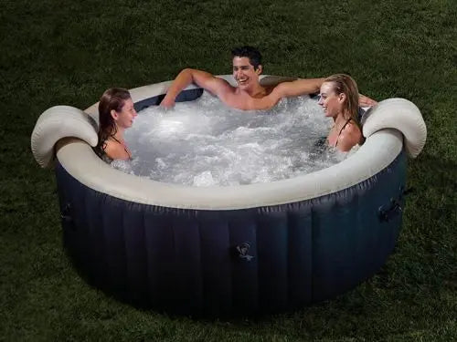 Donkerblauwe opblaasbare jacuzzi in gebruik door drie personen.
