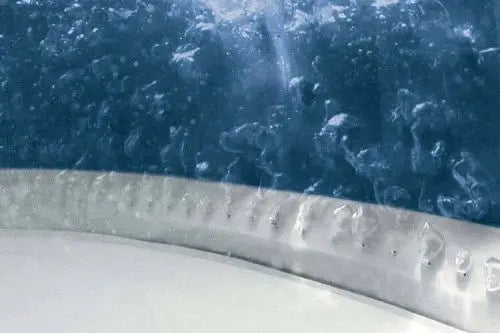 Bubbels van een opblaasbare jacuzzi.