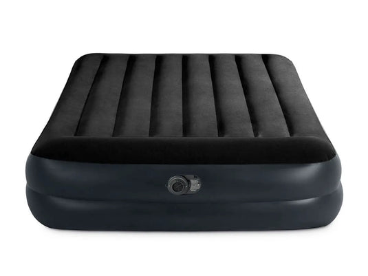 Het Intex Pillow Rest Raised Tweepersoons Luchtbed is een zwart luchtbed met verticale groeven en een ingebouwd luchtventiel aan de voorkant.