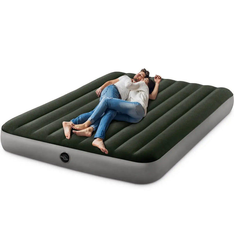 Laad afbeelding in galerijtoner, Twee personen liggen samen op een Intex Prestige Downy Tweepersoons Luchtbed met een Fiber-Tech® constructie tegen een witte achtergrond.