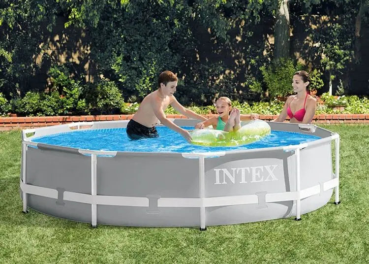 Laad afbeelding in galerijtoner, Drie mensen genieten van een zonnige dag in hun achtertuin terwijl ze zwemmen in het Intex Prism Frame Zwembad 305 x 76cm, voorzien van een duurzame 3-laags PVC-voering en een stevig, gepoedercoat stalen frame van Intex.