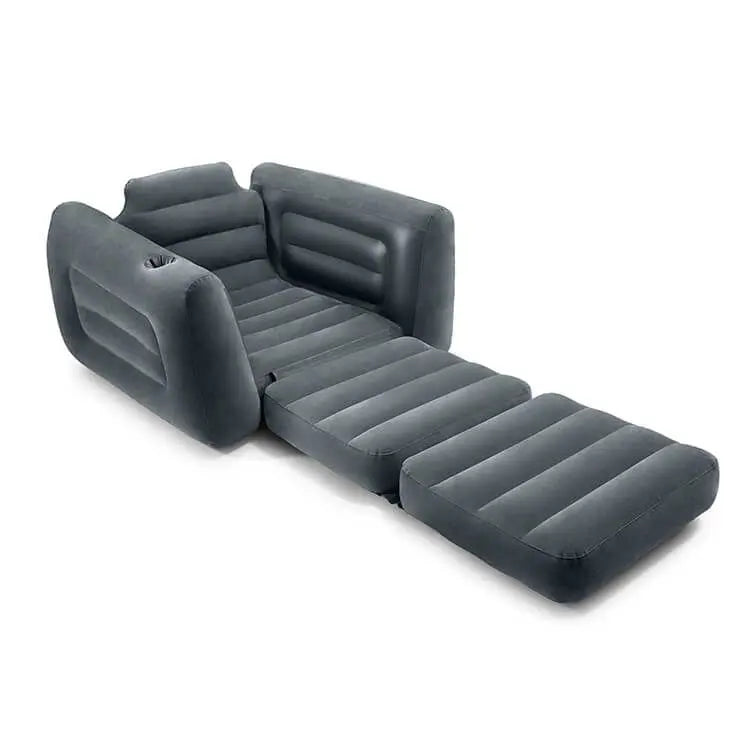 Laad afbeelding in galerijtoner, De Intex Pull-Out Opblaasbare Stoel van Intex is voorzien van een verlengde voetensteun en armleuningen, waardoor deze eenvoudig om te bouwen is tot eenpersoonsluchtbed voor extra comfort en veelzijdigheid; hier afgebeeld in het grijs op een witte achtergrond.