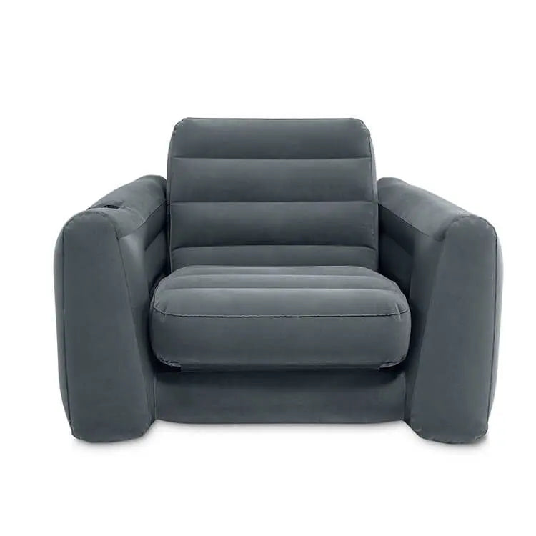 Laad afbeelding in galerijtoner, Vooraanzicht van de grijze Intex Pull-Out Opblaasbare Stoel met brede armleuningen en horizontale gecapitonneerde lijnen. Deze Intex opblaasbare stoel biedt comfortabel zitcomfort en is ideaal voor elke kamer.
