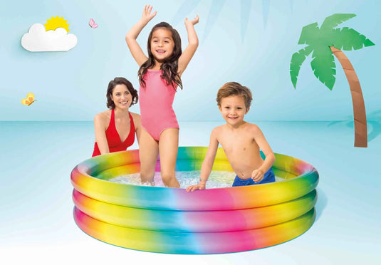 Twee kinderen in een opblaasbaar kinderzwembad met regenboog kleuren.