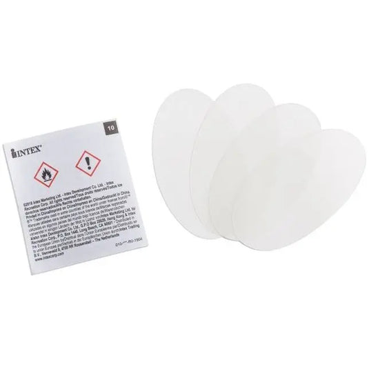 Vier transparante ovale pleisters naast een Intex instructieblad - ideaal voor snelle reparaties van luchtbedden of opblaasboten met de handige Intex Reparatieset voor Luchtbedden en Opblaasboten.